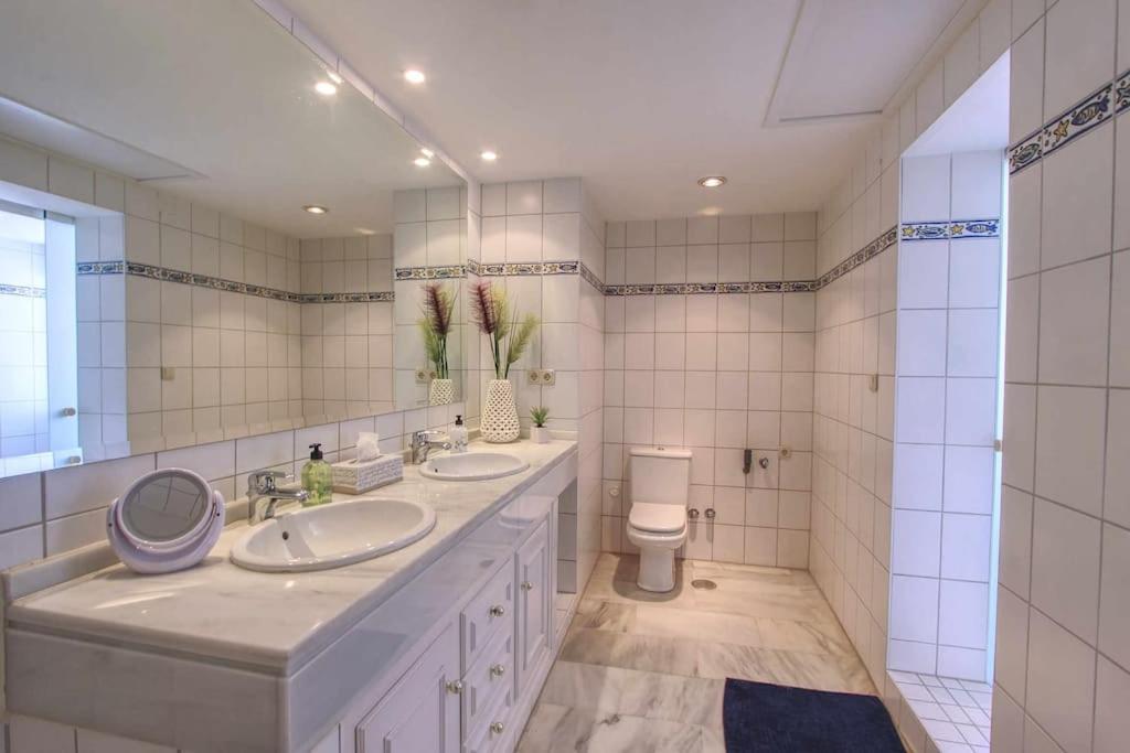 1080 - Golden Jacuzzi Apartment *