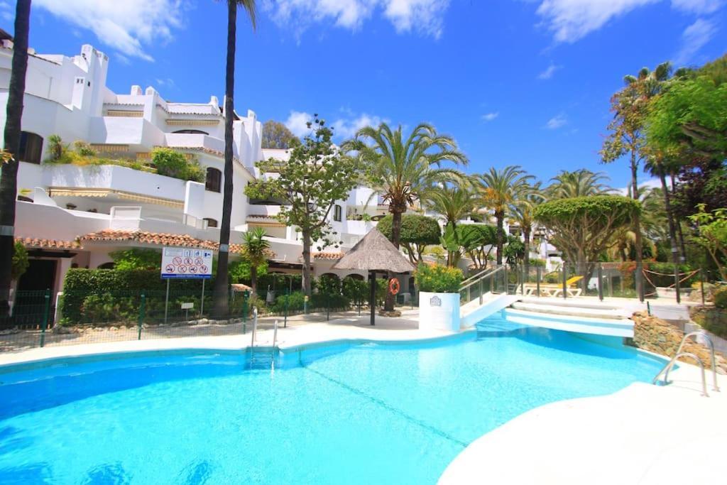 1080 - Golden Jacuzzi Apartment *