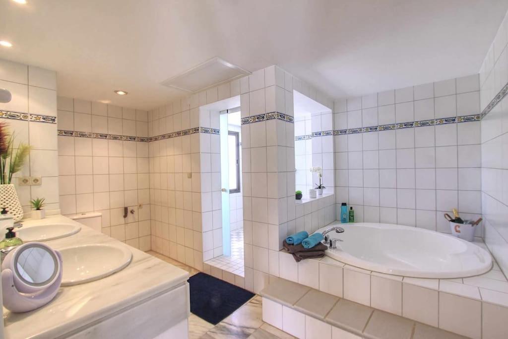1080 - Golden Jacuzzi Marbella